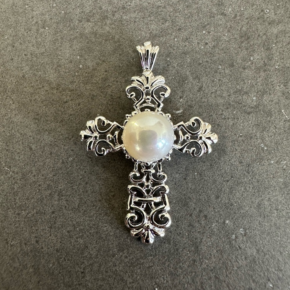Stunning 14k White Gold and Cultured Pearl Pendant